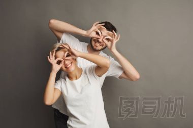 年輕夫婦開心，工作室畫像照片