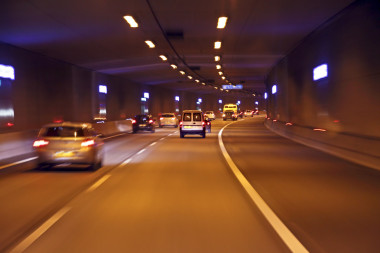 通過(guò)在荷蘭隧道駕駛圖片