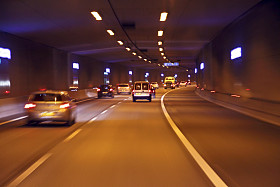 通过在荷兰隧道驾驶图片