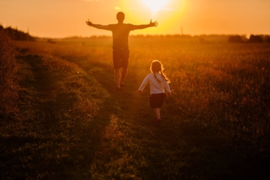 女兒跑到父親的領(lǐng)域 圖片