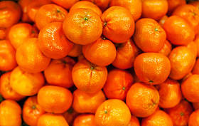 橘色背景。有机成熟的官僚在市场上。收获的概念。堆 clementines