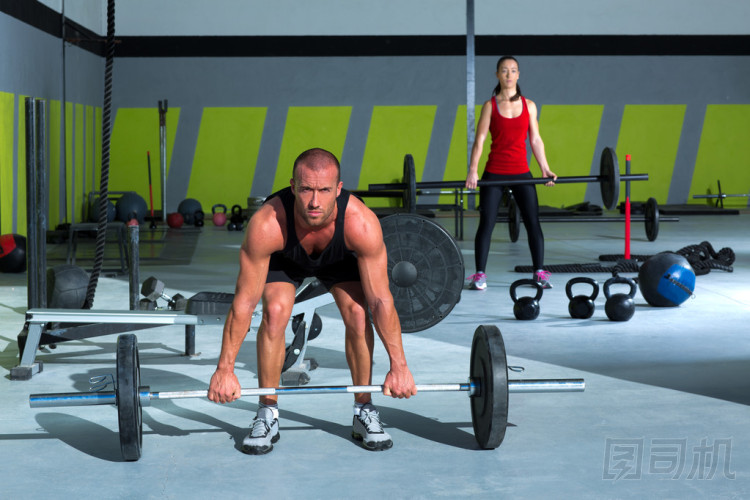 健身房與酒吧鍛煉男子及女子舉重