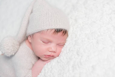 軟床上的新生兒睡得溫柔