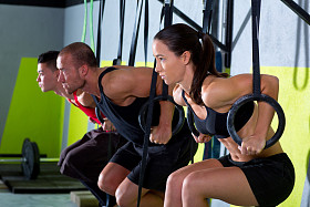 在一行中浸洗的 crossfit dip 环组锻
