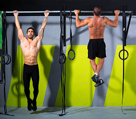 crossfit 脚趾到酒吧男子引体向上 2 酒吧锻