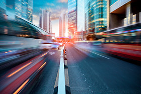 在现代城市中的动态街图片