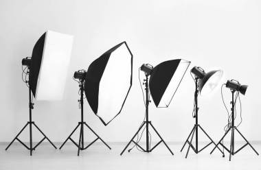 攝影棚白墻附近的閃電設(shè)備