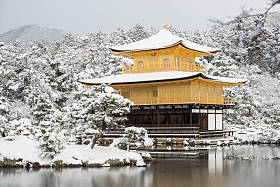 金阁寺寺禅 （金阁） 与雪落在冬天 2017