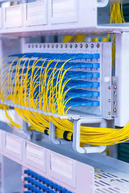 連接到光纖端口的光纖光纜