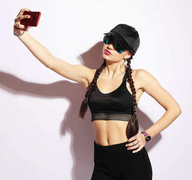 妇女制作自拍照片上的智能手机孤立的白色 bac