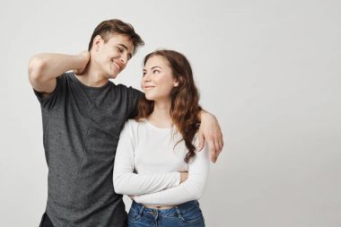 年輕美麗的情侶在愛擁抱。蓋伊說, 他是多么幸運(yùn)有如此聰明和迷人的女朋友, 所以她對他微笑, 他覺得很好, 她愛他回來