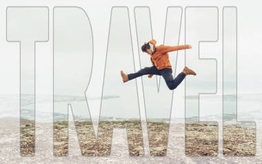 双人曝光的年轻人跳户外与文字旅