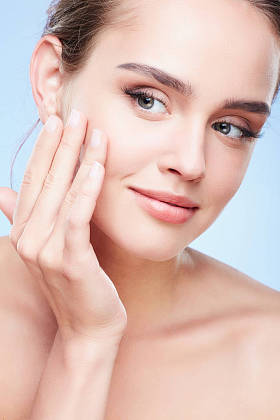 女人用手指触摸脸颊特写图片