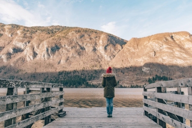 攝影女?dāng)z影師拍美景