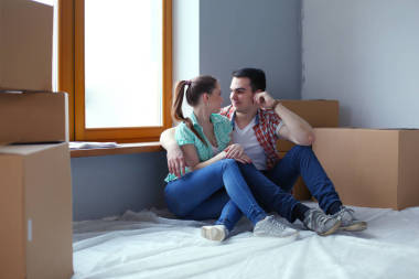 几个移动在房子坐在地板上。夫妇