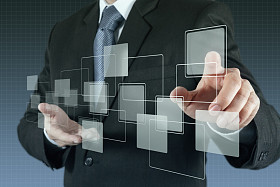 商人显示了现代技术图片