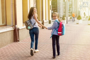 女生们手拉手去学校