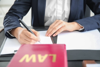 年輕的律師在辦公室工作, 特寫