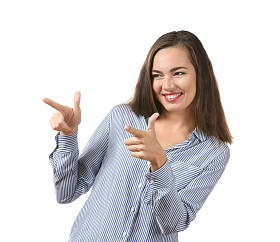 在白色背景上的美丽微笑女人肖像