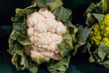 有機(jī)花椰菜在一個(gè)攤位在有機(jī)農(nóng)夫雜貨店