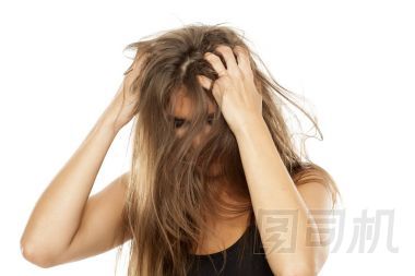 美麗的年輕女人在她的頭皮上發(fā)癢