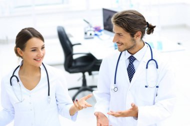 兩位醫(yī)生在醫(yī)院接待區(qū)開會圖片