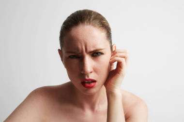 可爱的混淆白色背景的女人图片