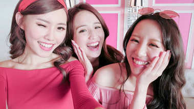 三美女在餐廳里愉快地自拍