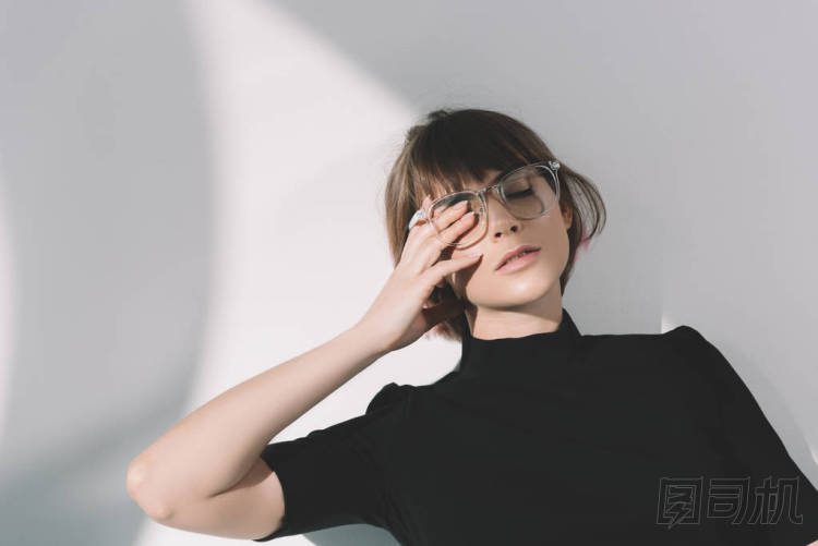 時髦的女孩用手觸摸白色的眼睛