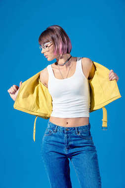 時髦女孩在皮革夾克隔絕在藍(lán)色