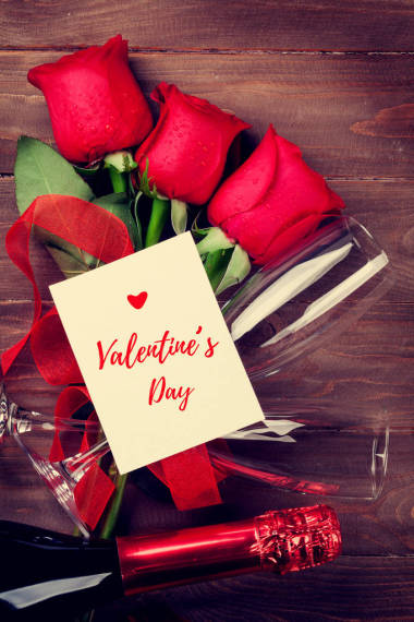 情人節(jié)那天問候卡、 香檳、 紅玫瑰花木制的桌子上。頂視圖與副本空間