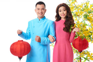 可愛的亞洲情侶穿著傳統(tǒng)服裝, 手持中國燈