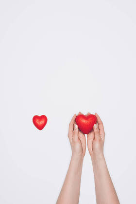 在白色的小红色的心脏被隔绝的妇女的被剪的射击