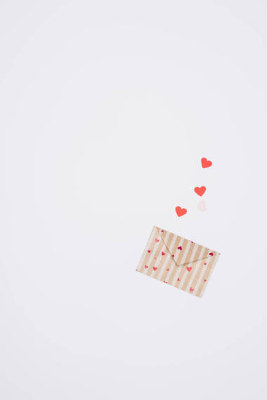 頂部視圖裝飾情人節(jié)信封與微小的心隔離白色, st 情人節(jié)概念