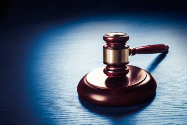 藍(lán)木背景下的法官