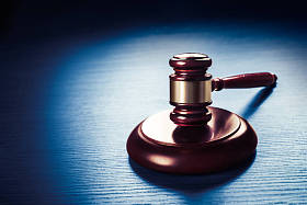 蓝木背景下的法官