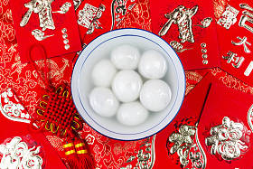 中国元宵节食品、红包和金照片