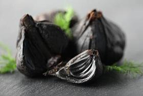 黑色大蒜 (葱蒜) 在桌图片