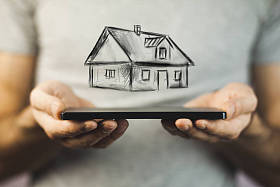 手与电话和图画房子