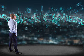 商人的看法在墙壁前面与 Blockchain 标题与链子由数据数字-3d 渲染