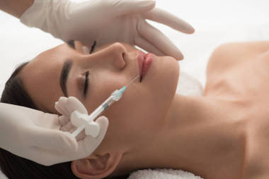 平靜的女孩接受注射器治療照片