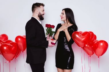 我祝賀你的情人節(jié)。情人節(jié), 微笑的男人送花和禮物給他快樂的女人