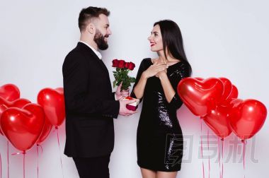 我祝賀你的情人節(jié)。情人節(jié), 微笑的男人送花和禮物給他快樂的女人