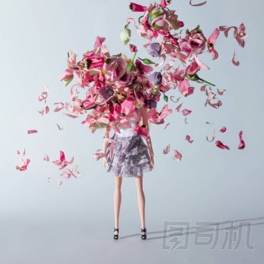 帶粉紅色和紫色花朵的女孩娃娃。創(chuàng)意簡(jiǎn)約時(shí)