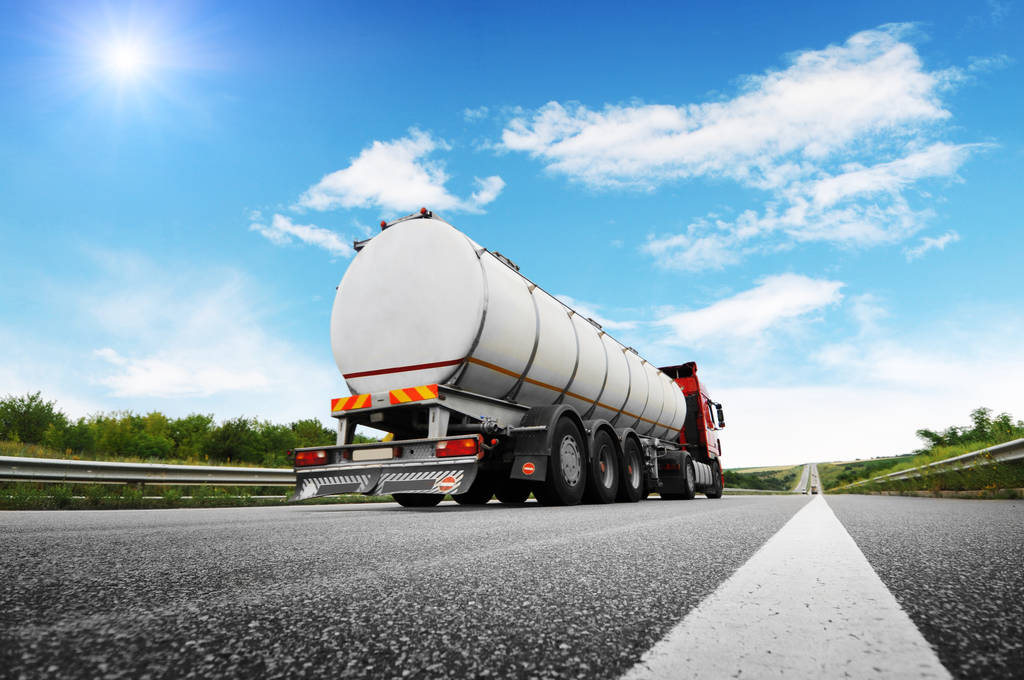 大金属油罐车船用燃油车后视图在乡间小路上的蓝天 大金属油罐车船用燃油车后视图在乡间小路上的蓝天