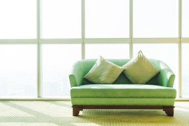 在沙發(fā)上的枕頭