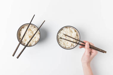 女人用筷子從碗里拿飯