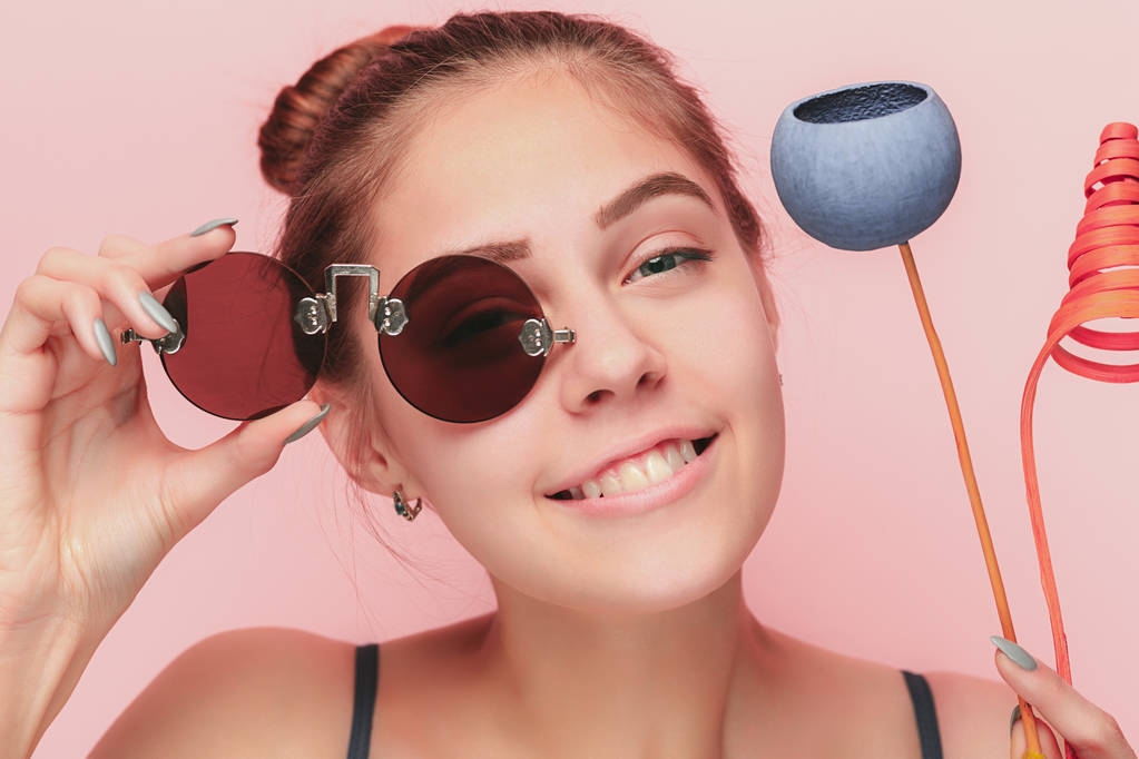 一个美丽的年轻女孩与洁净清新的脸脸靠拢 一个美丽的年轻女孩与洁净清新的脸脸靠拢