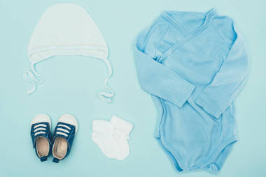 藍(lán)色的嬰兒衣服的頂部視圖