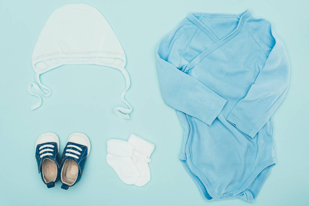蓝色的婴儿衣服的顶部视图